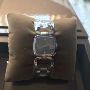 Women’s Gucci watch - model 125.5 with diamonds